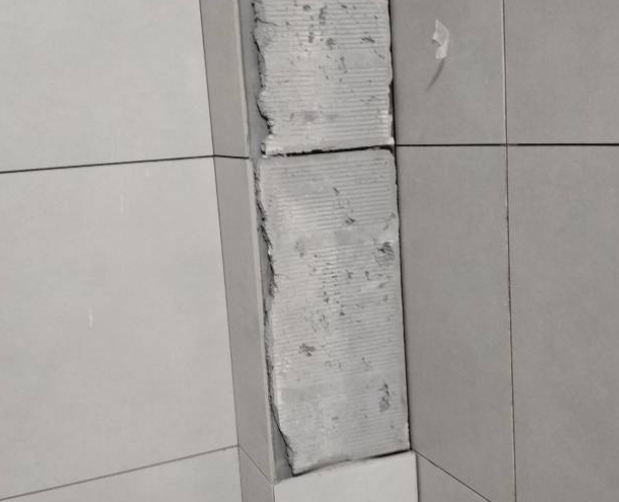 凯里瓷砖空鼓维修公司分享下瓷砖施工前基层浇水润湿程度不足，可能导致以下问题